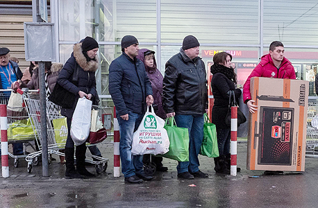 המשבר ברוסיה. תור מחוץ לחנות מוצרי חשמל (ארכיון), צילום: אם סי טי