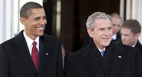 מתחלפים ברק אובמה  ג'ורג' בוש נשיא ארצות הברית , צילום: בלומברג