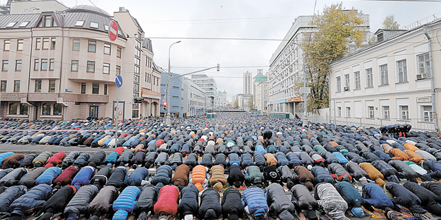 תפילת עיד אל־אדחא במסגד הגדול של מוסקבה, צילום: אי פי איי