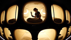 עובדת יפנית מתכוננת לשינה במלון קפסולות, צילום: בלומברג
