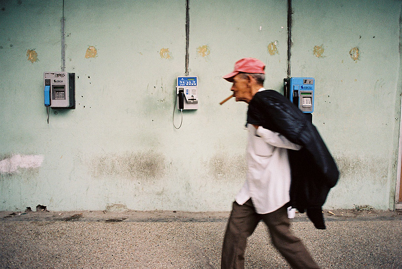 קובני ברחובות הבירה. רוב הקובנים עדיין משתמשים בטלפונים נייחים