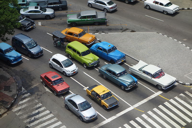 מכוניות בצומת "פארק סנטרל" במרכז הוואנה. מראה טיפוסי במדינה, צילום: ניר אלה