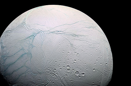 הירח אנקלדוס. מכיל אוקיינוס לכוד שלם של מים נוזליים - ואולי, יתכן, גם חיים