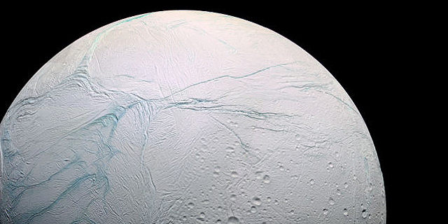 הירח אנקלדוס. מכיל אוקיינוס לכוד שלם של מים נוזליים - ואולי, יתכן, גם חיים, צילום: io9.com