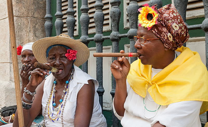 קובניות מעשנות סיגרים ומחפשות תיירים, צילום: שאטרסטוק