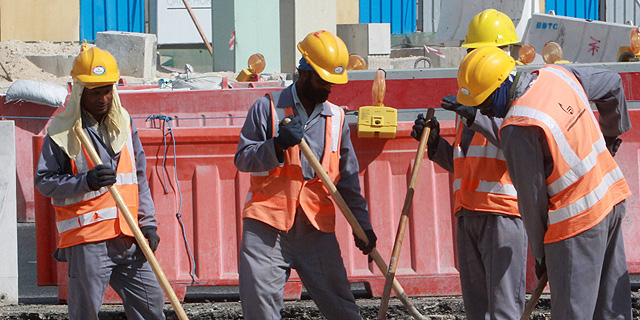 עובדים זרים בקטאר, צילום: איי אף פי