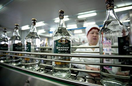 מפעל וודקה ברוסיה.  פוטין: "וודקה לא חוקית וסוגים שונים של תחליפים למשקאות אלכוהוליים מתחילים לצוץ כשהמחיר של המוצרים החוקיים מופקע"