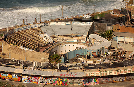 The abandoned Tel Aviv Dolphinarium. Photo: Amit Sha&#39;al
