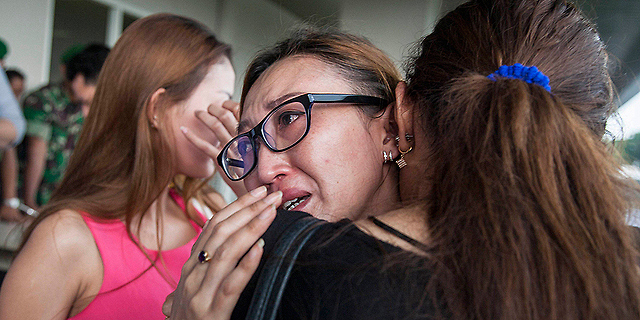 קרובים של אחד הנעדרים בשדה התעופה באינדונזיה , צילום: אי פי איי