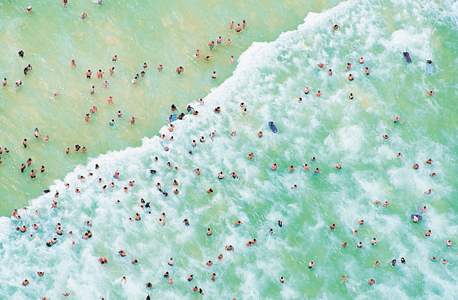 צילום מתרחצים בחוף קוג'י 