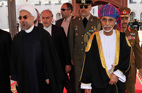 הסולטאן קאבוס בין סעיד אל סעיד הוא שליט עומאן (מימין) עם נאסר רוחאני, שליט איראן. הונו של הסולטן מוערך ב-700 מיליון דולר