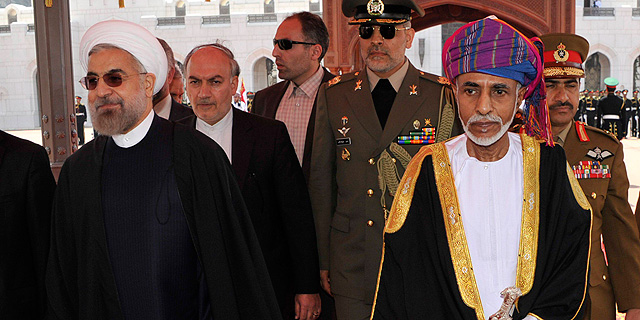 הסולטאן קאבוס בין סעיד אל סעיד הוא שליט עומאן (מימין) עם נאסר רוחאני, שליט איראן. הונו של הסולטן מוערך ב-700 מיליון דולר, צילום: רויטרס
