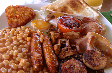 ארוחת בוקר אנגלית. צלחת בייקון מטוגן, נקניקיות, ביצים, עגבניות צלויות פטריות ושעועית אפויה, צילום: ויקיפדיה