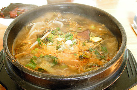 מרק Haejangguk. ציר של עצם שור, כרוב סיני, ממרח סויה ודם קרוש של שור, צילום: ויקיפדיה