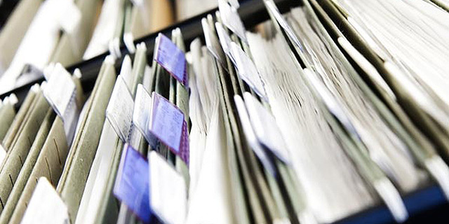 ניירות במקום מחשבים. ארונית מסמכים ברשות מקומית, צילום: shutterstock