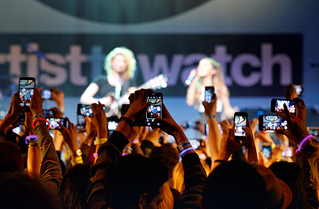 מצלמים בהופעה במסגרת אירוע של MTV