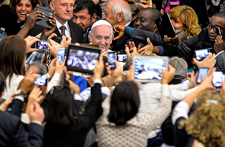 צילומי האפיפיור עם מאמינים בוותיקן