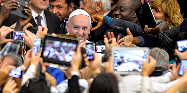 צילומי האפיפיור עם מאמינים בוותיקן, צילום: איי אף פי
