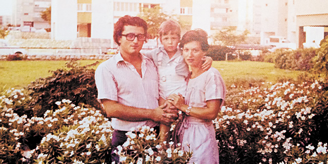 1976. שרון קדמי, בן 3, עם הוריו אדית ויעקב בחצר ביתם בחולון