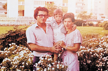 1976. שרון קדמי, בן 3, עם הוריו אדית ויעקב בחצר ביתם בחולון