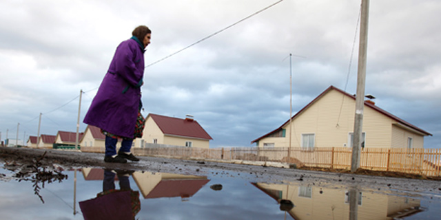 אשה בכפר הרוסי הנטוש נובומוסילונובה.   תמותת הגברים השאירה כפרים שבהם חיות רק נשים מבוגרות, צילום: רויטרס