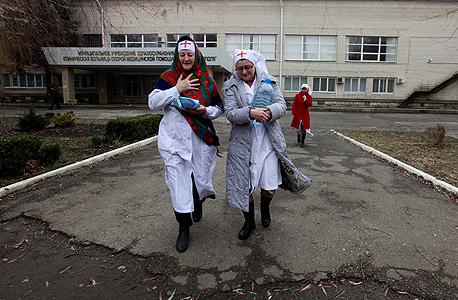 נזירות מתנדבות בבית חולים בעיר סטברופול בדרום רוסיה, ינואר 2013. גורביץ: "בתוך רוסיה כבר אין תשתיות ושירותי בריאות"