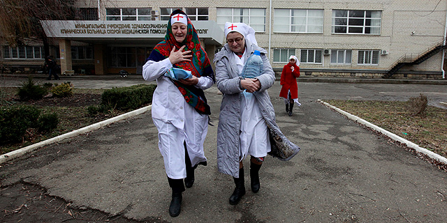 נזירות מתנדבות בבית חולים בעיר סטברופול בדרום רוסיה, ינואר 2013. גורביץ: "בתוך רוסיה כבר אין תשתיות ושירותי בריאות", צילום: רויטרס