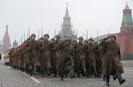 חזרות במוסקבה למצעד צבאי לזכר מלחמת העולם השנייה. אברסטדט: "מחזור הגיוס של 2017 יתכווץ ב־40%"