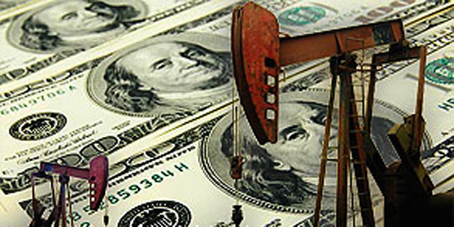 ירוק בפנים ושחור בחוץ: השנה של הנפט והדולר