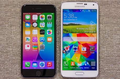 סמארטפונים גלקסי 5 ואייפון 6. החברות יתקשו לשכנע לקוחות לשלם יותר