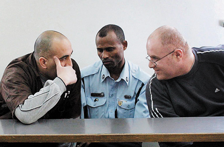 מימין: מזמין הרצח יצחק זוזיאשווילי (שוטר) והמבצע רפי נחמני. התשלום עבר דרך הסנגורים מימין: מזמין הרצח יצחק זוזיאשווילי (שוטר) והמבצע רפי נחמני. התשלום עבר דרך הסנגורים