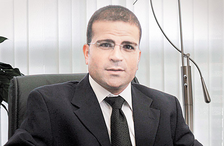 עו"ד שגיב בר שלום. קיבל את המעטפה מגורם שלישי עו"ד שגיב בר שלום. קיבל את המעטפה מגורם שלישי