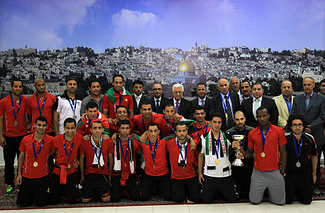 הנבחרת הפלסטינית עם אבו-מאזן. מ־­2011 חל שיפור