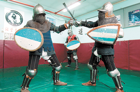 קרבות אבירים. האימון מתבסס על אלמנטים משני סגנוות מוכרים: קרב מגע וסיף