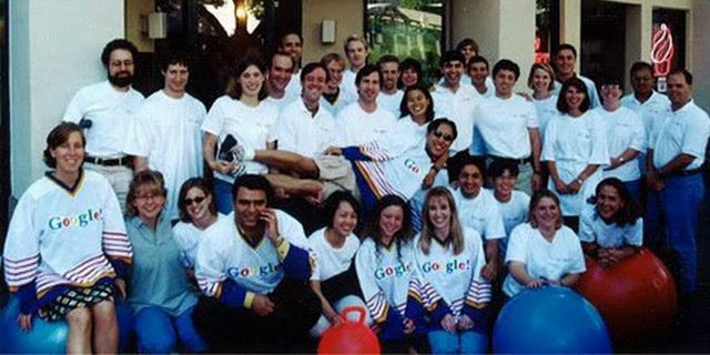 מאייר (שישית מימין) בתמונה קבוצתית של גוגל מ־1999. "העדפתה לאלגוריתמים על פני אנשים לא התאימה לאסטרטגיה"