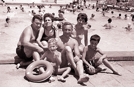 1966. עופר גרין, בן חמש, עם הוריו רות ומשה בבריכת גלית בתל אביב