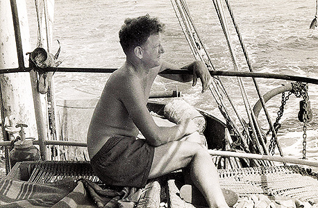 1962, על ספינת דיג ישראלית בים סוף. "מעודף הצלחה הוציאו אותי מהים. ככל שהייתי מומחה גדול יותר, ככה ראיתי פחות את הים"
