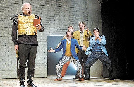 משמאל: צ'רנר ב"הנשים העליזות מווינדזור". "אנחנו מדקלמים משפטים מעולם הכדורגל, שרים את ההמנון של ליברפול" משמאל: צ'רנר ב"הנשים העליזות מווינדזור". "אנחנו מדקלמים משפטים מעולם הכדורגל, שרים את ההמנון של ליברפול"