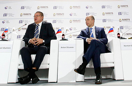 מימין: שר האוצר הרוסי אנטון סילואנוב ושר הכלכלה אלכסי אוליוקאייב (ארכיון), צילום: רויטרס
