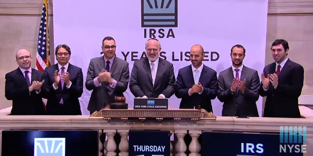 אדוארדו אלשטיין (במרכז) פותח את המסחר היום, צילום: NYSE