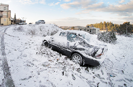 מכונית מכוסה בשלג בהרי הכרמל