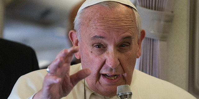 האפיפיור פרנציסקוס: &quot;הקתולים לא צריכים להתרבות כמו ארנבים&quot;