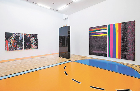 חלל התערוכה "ספייס ג'אם" בניו יורק. מוטיבים מעולם הכדורסל 