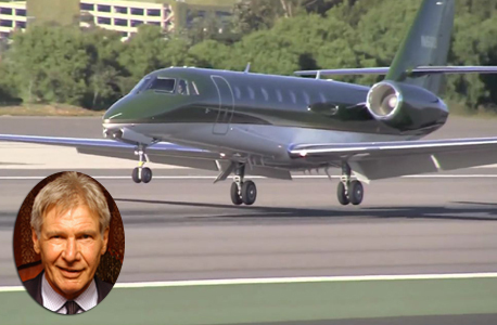 האריסון פורד על רקע מטוסו הפרטי, צילום: YouTube, uTV