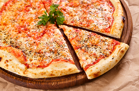 איזו תוספת על הפיצה אוהבים אנשים? 
