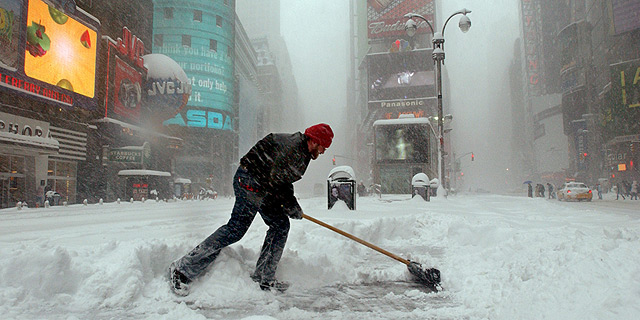 הלילה: ניו יורק מתכוננת לסופת שלג מהקשות שידעה; 3,000 טיסות כבר בוטלו