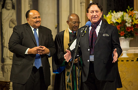 ריקליס עם מרטין לותר קינג השלישי (משמאל), החודש בטקס בכנסייה בניו יורק. "נלחמנו בגזענות יחד"
