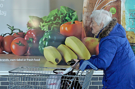 לקוחה מבוגרת ליד פרסומת למוצרים בריאים בטסקו