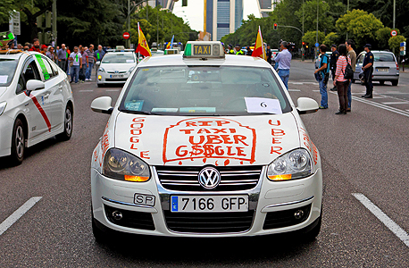הפגנת מוניות נגד אפליקציית שיתוף הנסיעות אובר במדריד, צילום: בלומברג