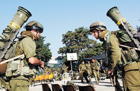 חיילים נושאים טילי טאו , צילום: אפי שריר
